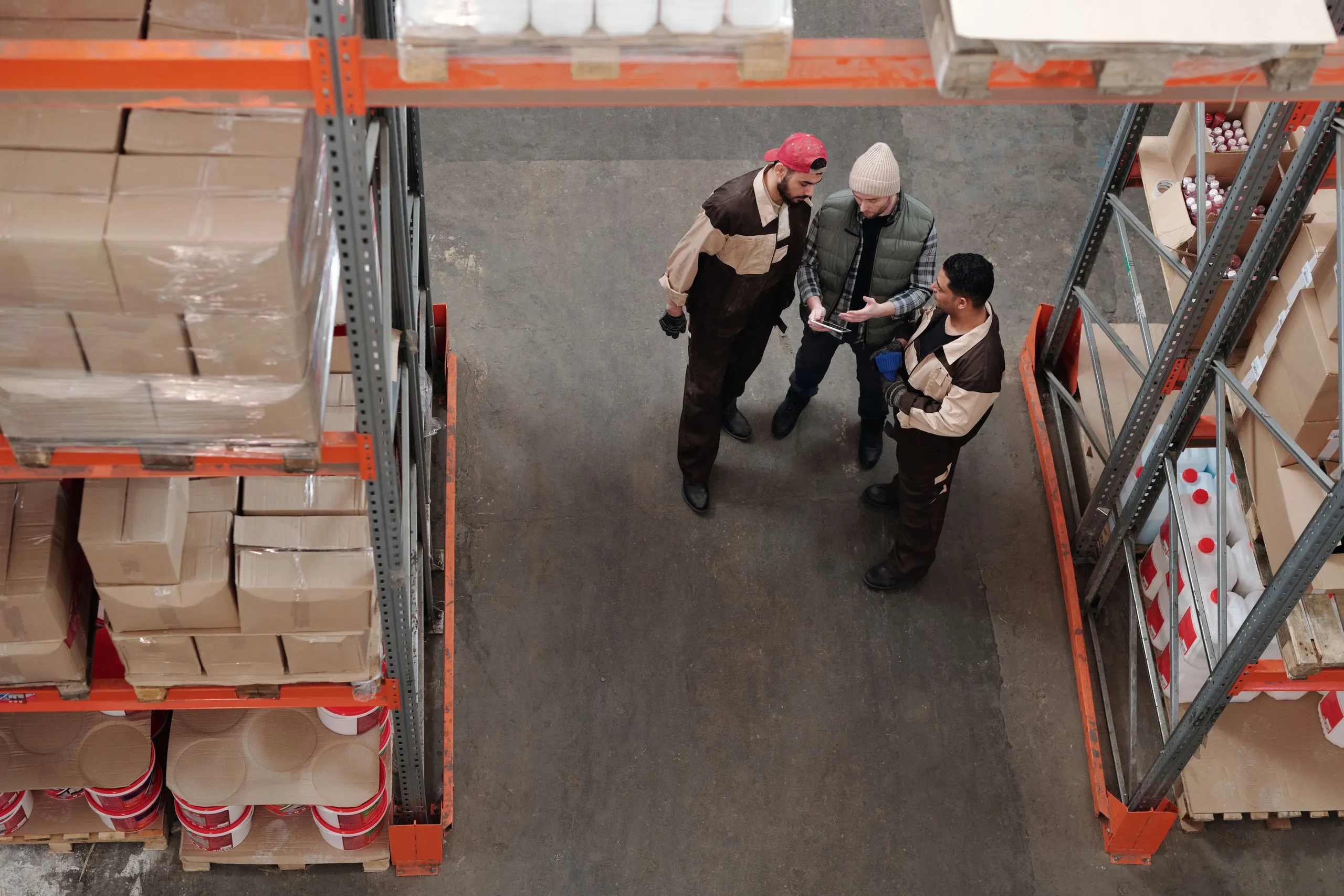 Discussion au pied des racks, document en main