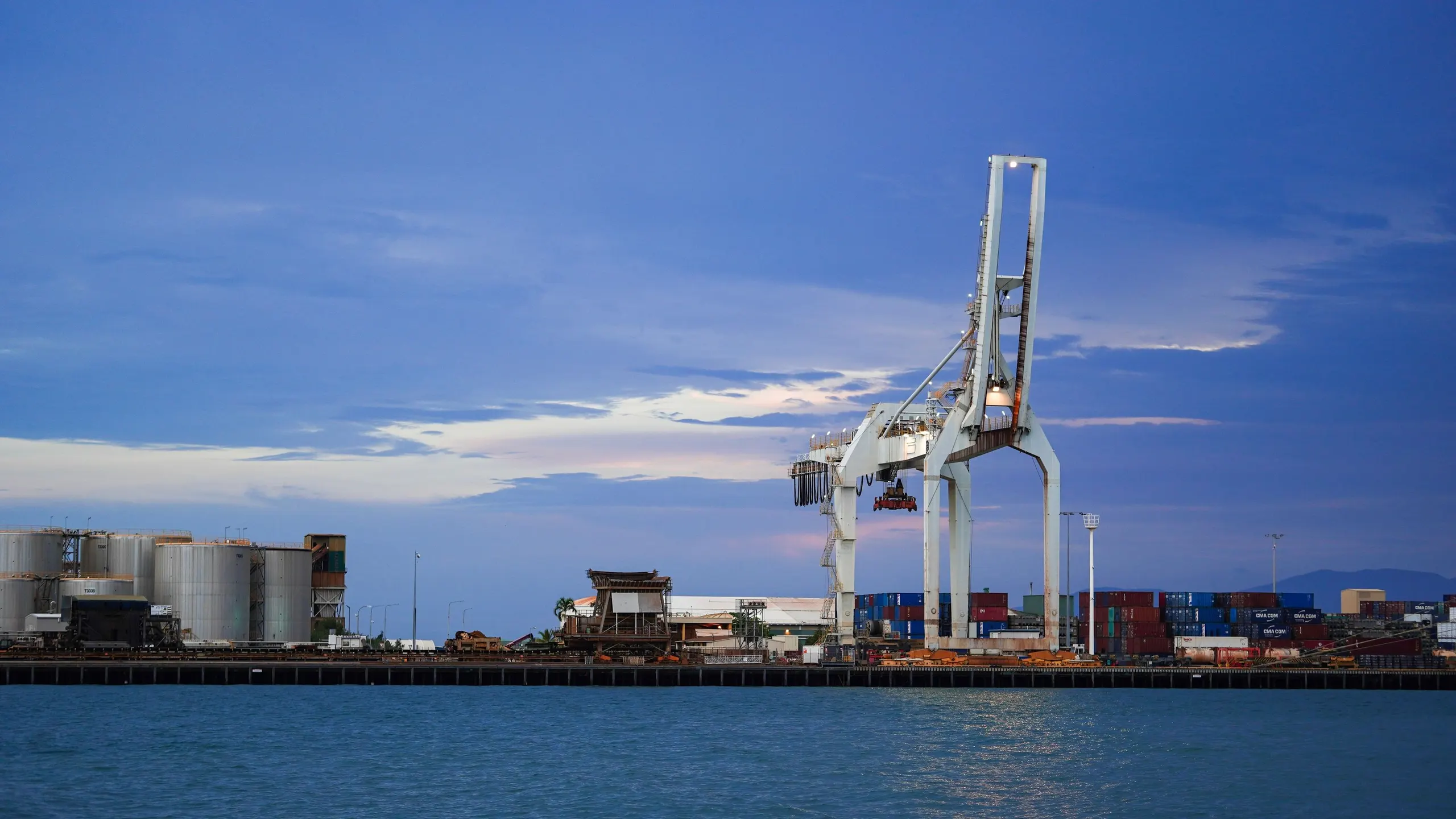 Grue portuaire au crépuscule