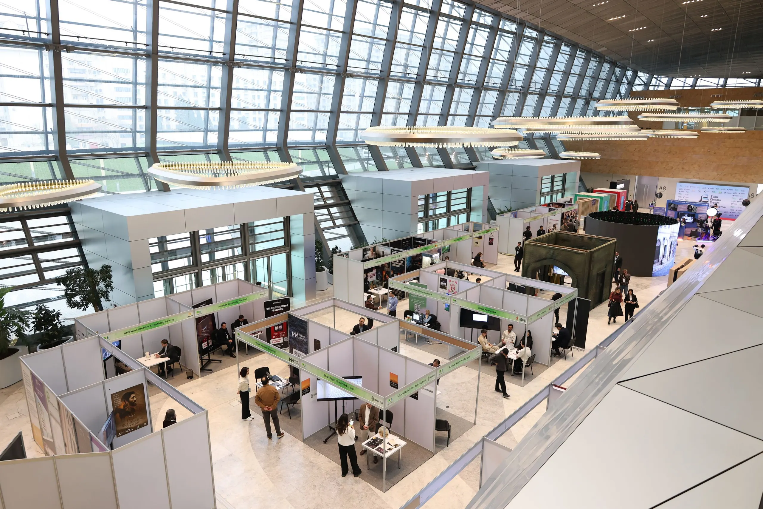 Un plateau de salon, stand par stand