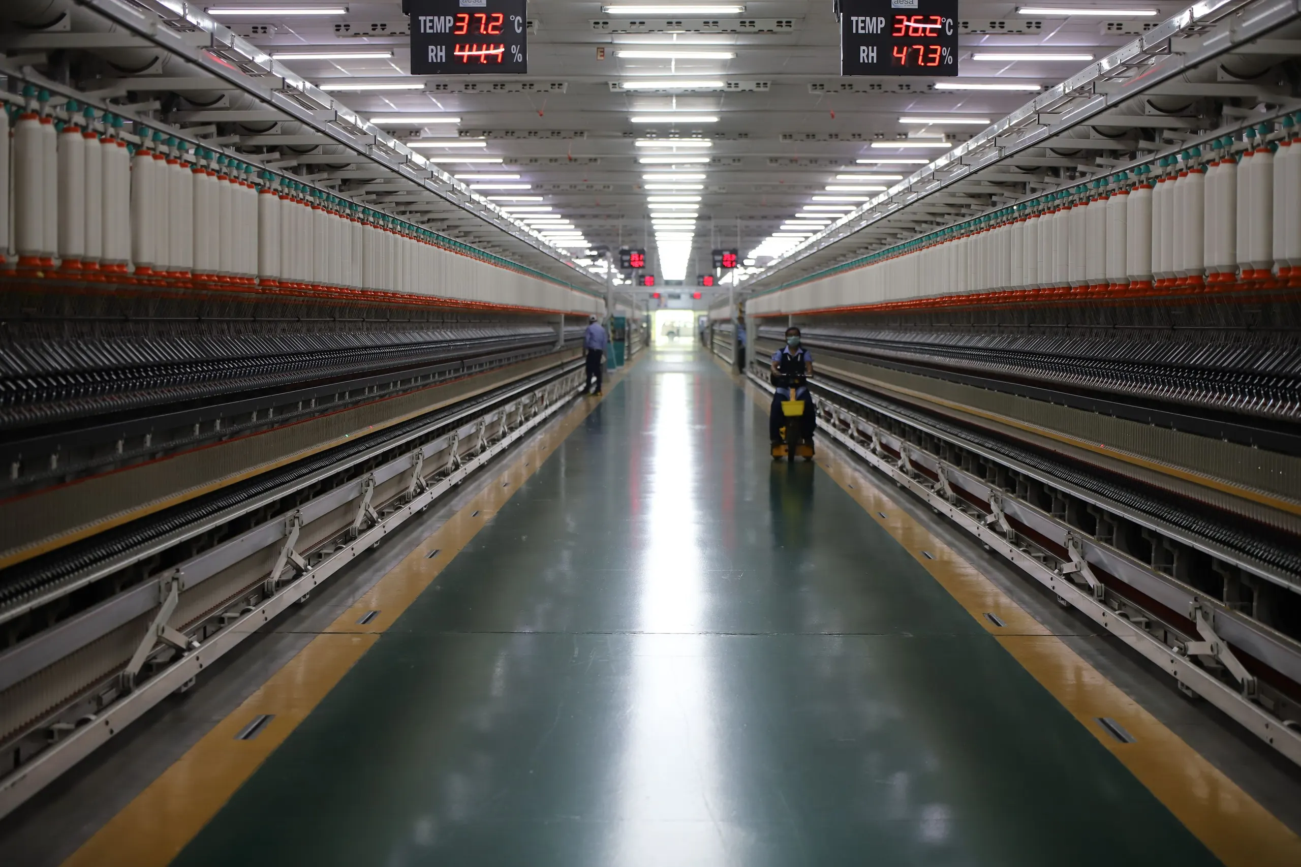 Une allée de filature, deux rangées de machines à qualifier